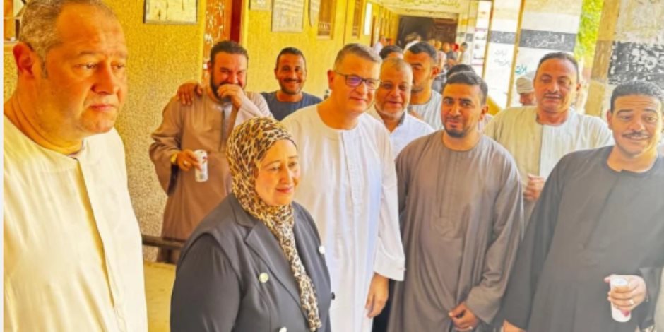رئيس لجنة حقوق الإنسان بـ"النواب" يدلى بصوته فى انتخابات الشيوخ بسوهاج