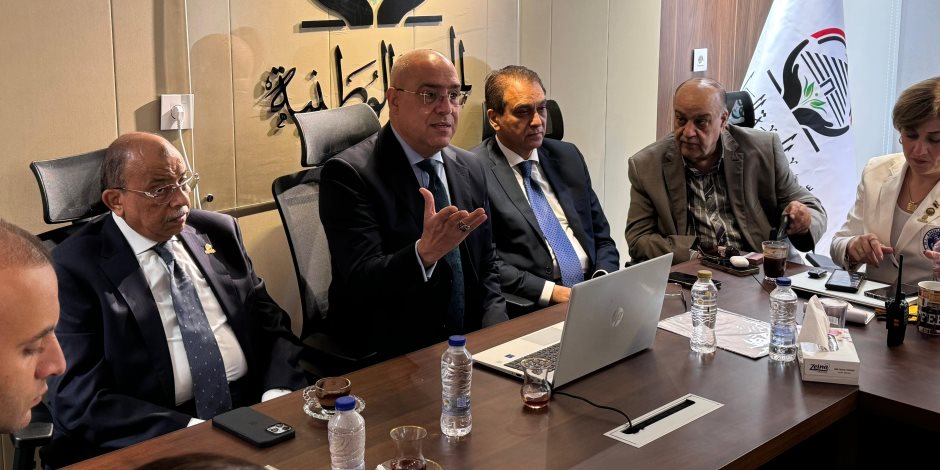 عاصم الجزار يتابع سير العملية الانتخابية من غرفة عمليات "الجبهة الوطنية" في الساعات الأولى للاقتراع