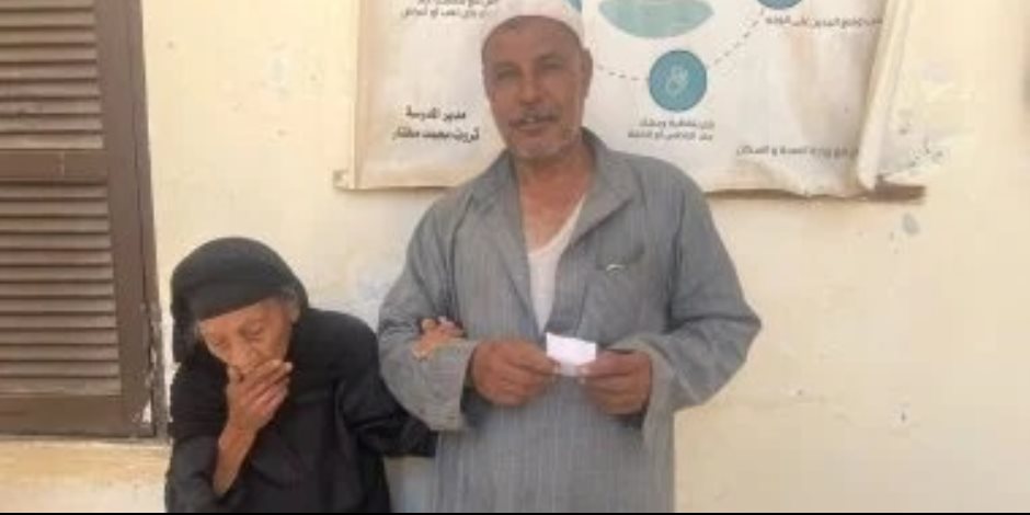 معمرة كفيفة عمرها 90 سنة بالفيوم تدلى بصوتها:  "عايزة أفرح ببلدى"