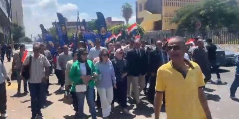 مسيرة بالأعلام فى شوارع الإسكندرية لحث المواطنين على المشاركة الانتخابية مسيرة بالأعلام فى شوارع الإسكندرية لحث المواطنين على المشاركة الانتخابية