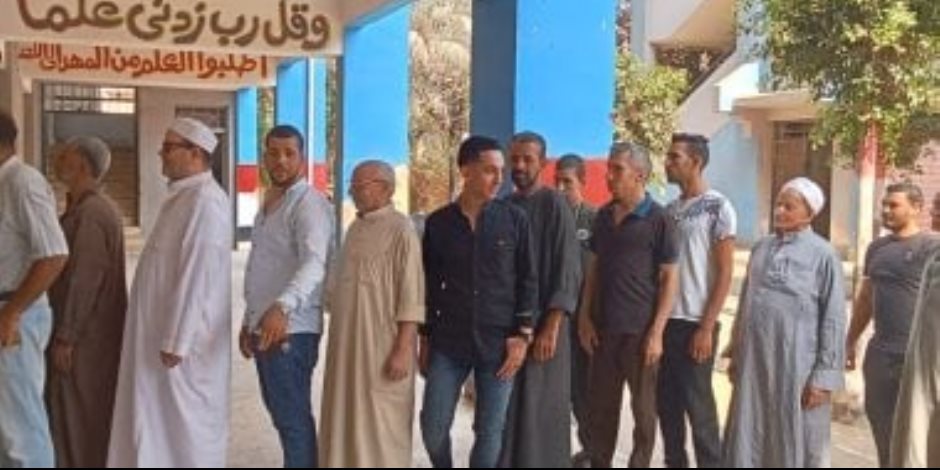 في مدينة قليوب.. طوابير السيدات والشباب تزين لجان انتخابات الشيوخ .. صور