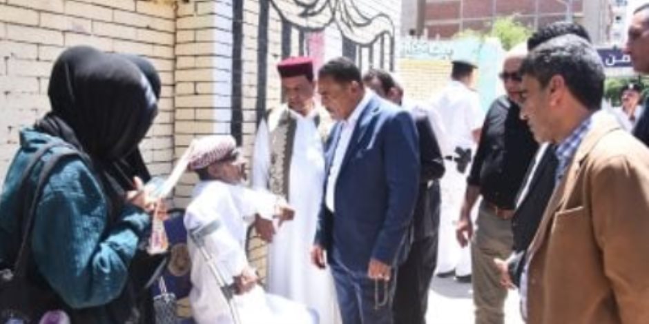 محافظ مطروح ونائبه يتفقدان لجان الاقتراع والتأكد من توافر التيسيرات للناخبين