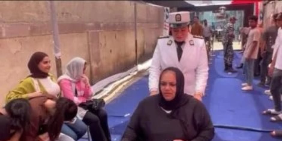 فى حدائق القبة .. الشرطة النسائية تساعد قعيدة على الوصول إلى لجنتها الانتخابية