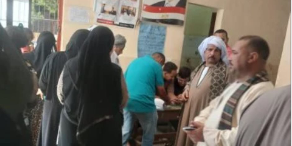 إقبال كثيف من السيدات أمام اللجان الانتخابية بمركز ساقلته بسوهاج