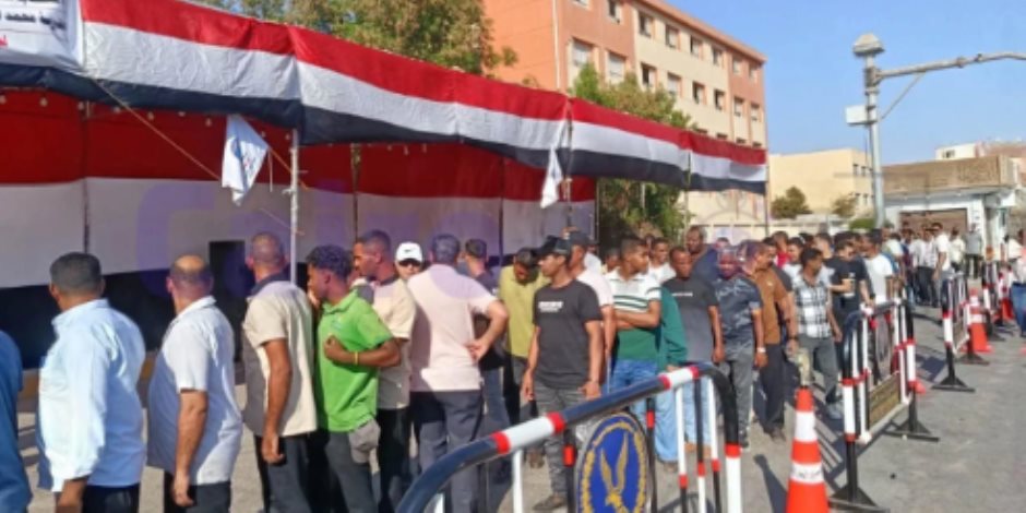 توافد المواطنين على لجان انتخابات الشيوخ فى مدينة الغردقة.. صور