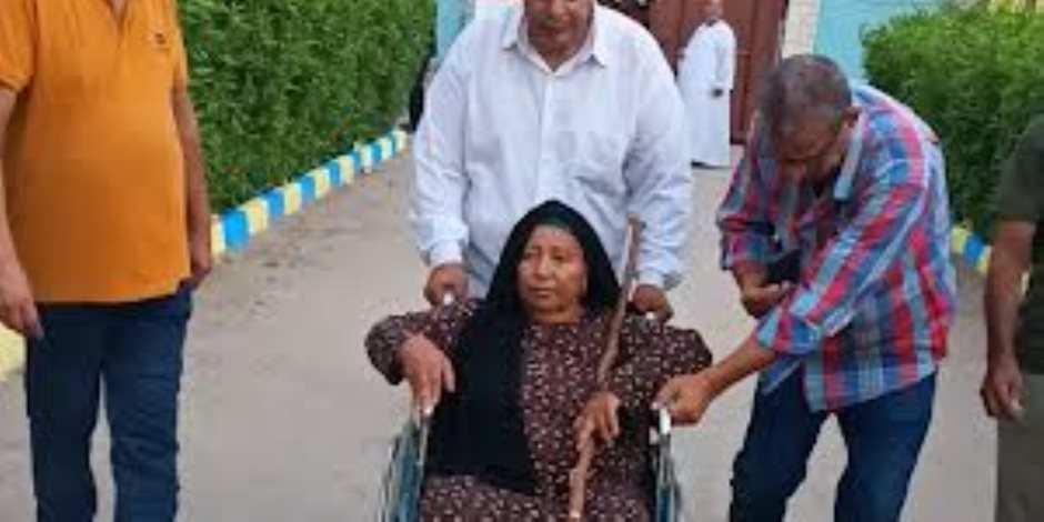 قعيدة تدلى بصوتها فى القنطرة غرب: "لو على فراش الموت سأحضر من أجل البلد"