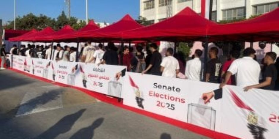 توافد الناخبين على مدرسة الشهيد مصطفى يسرى أبو عميرة للتصويت بانتخابات الشيوخ