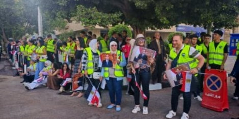 انتظارا لبدء التصويت .. اصطفاف المواطنين أمام لجان الوايلى و15 مايو للمشاركة بانتخابات الشيوخ.. صور