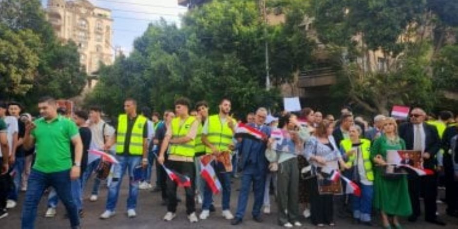 شاهد.. مواطنون يستقبلون موكب الرئيس السيسى بالزغاريد والهتافات بمصر الجديدة
