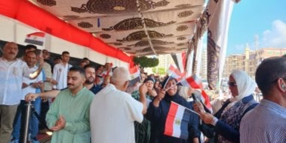 شاهد توافد حشود من الناخبين على لجان مصر الجديدة للأدلا بأصواتهم في انتخابات مجلس الشيوخ