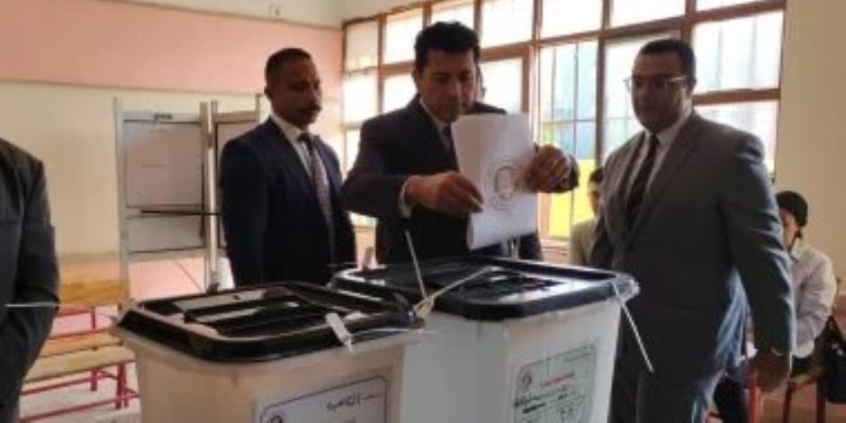 وزير الشباب والرياضة يدلى بصوته فى انتخابات الشيوخ بمدينة الشروق.. صور