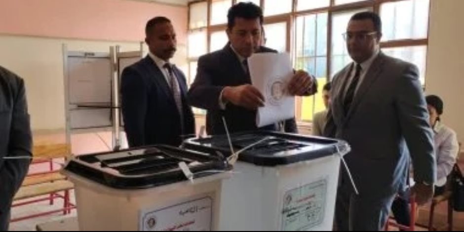 صور.. وزير الشباب والرياضة يدلي بصوته فى انتخابات مجلس الشيوخ بمدينة الشروق