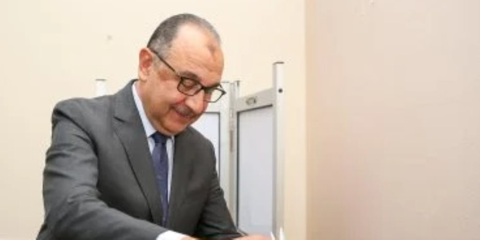 وزير قطاع الأعمال يُدلى بصوته فى انتخابات مجلس الشيوخ بالتجمع الخامس (صور)