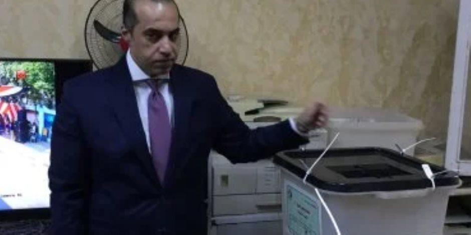 المستشار محمود فوزي وزير المجالس النيابية يدلي بصوته فى الهرم