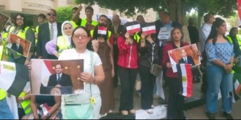 الشباب يرفعون صور الرئيس أمام مدرسة الشهيد مصطفى يسري عميرة بمصر الجديدة