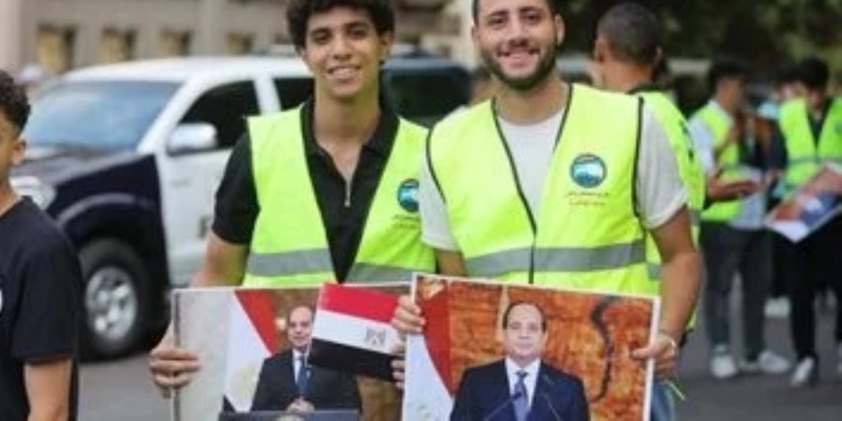 الناخبون يرفعون صور الرئيس السيسى خلال التصويت بانتخابات مجلس الشيوخ 2025