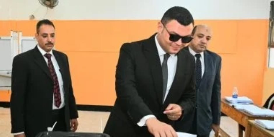وزير الإسكان يدلي بصوته بانتخابات مجلس الشيوخ ويدعو المصريين للمشاركة الإيجابية