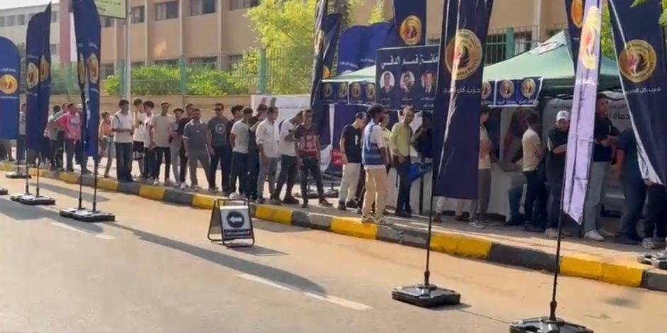 طوابير من الناخبين تتوافد على لجان شارع الثورة في الدقي