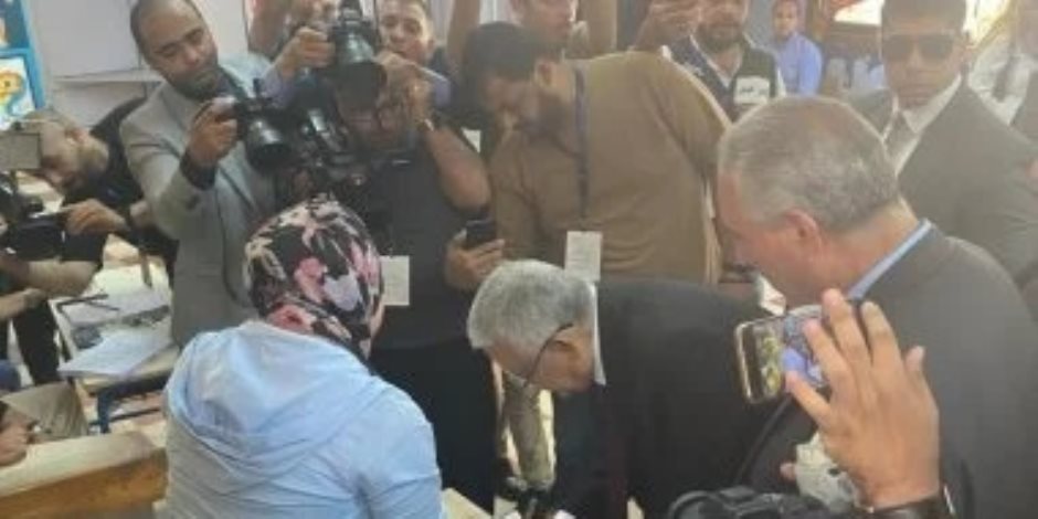 رئيس مجلس النواب يدلى بصوته فى انتخابات مجلس الشيوخ بلجنته فى النزهة