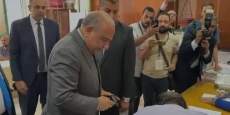 بانتخابات الشيوخ 2025  .. وزير الكهرباء يدلى بصوته فى لجنة مدرسة المنارة بمدينة نصر