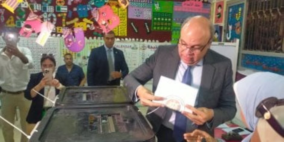وزير الطيران يدلى بصوته فى انتخابات الشيوخ 2025 بمصر الجديدة