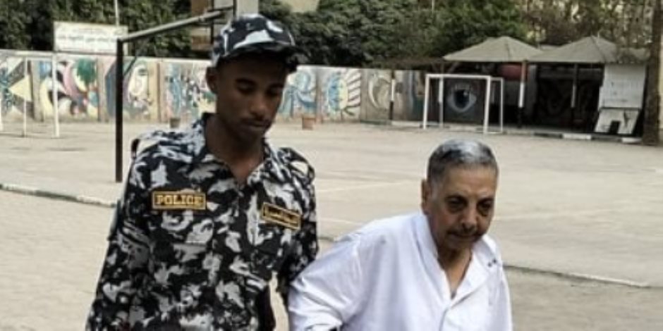 الشرطة تساعد كبار السن فى أول أيام انتخابات مجلس الشيوخ بالزيتون