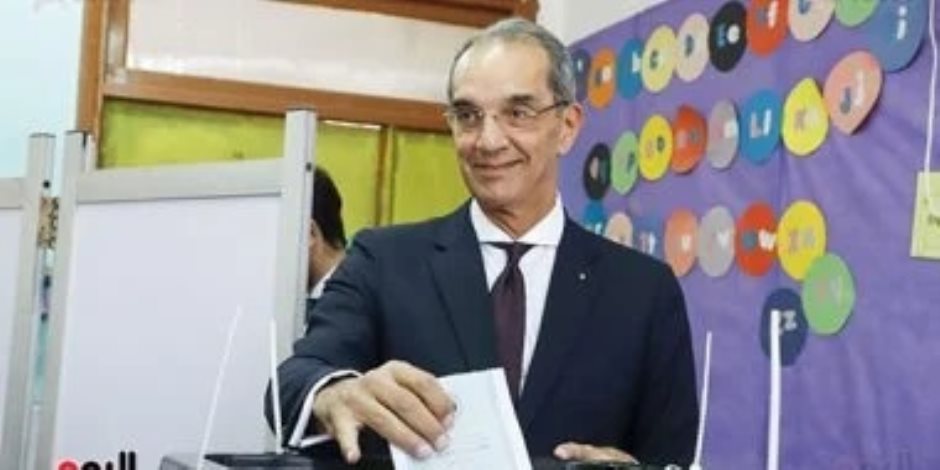وزير الاتصالات يدلى بصوته بلجنة المدرسة اليابانية فى الشيخ زايد
