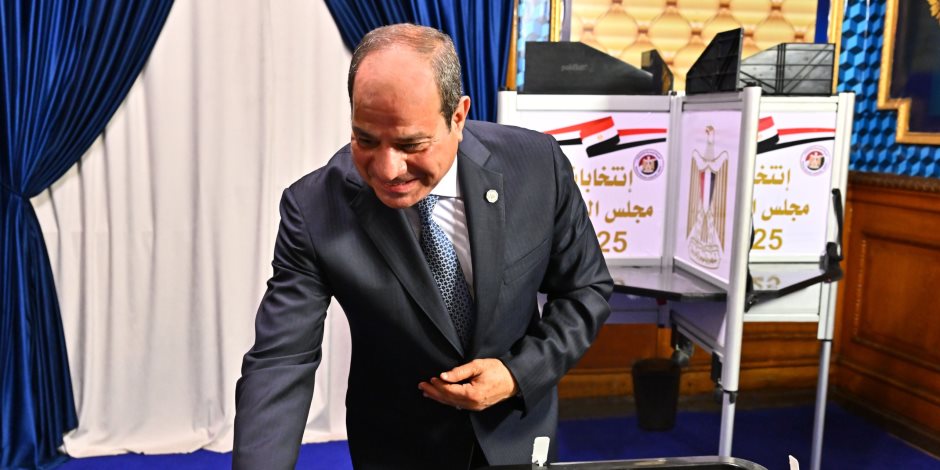 لحظة إدلاء الرئيس السيسي بصوته في انتخابات مجلس الشيوخ بمصر الجديدة (فيديو) لحظة إدلاء الرئيس السيسي بصوته في انتخابات مجلس الشيوخ بمصر الجديدة (فيديو)