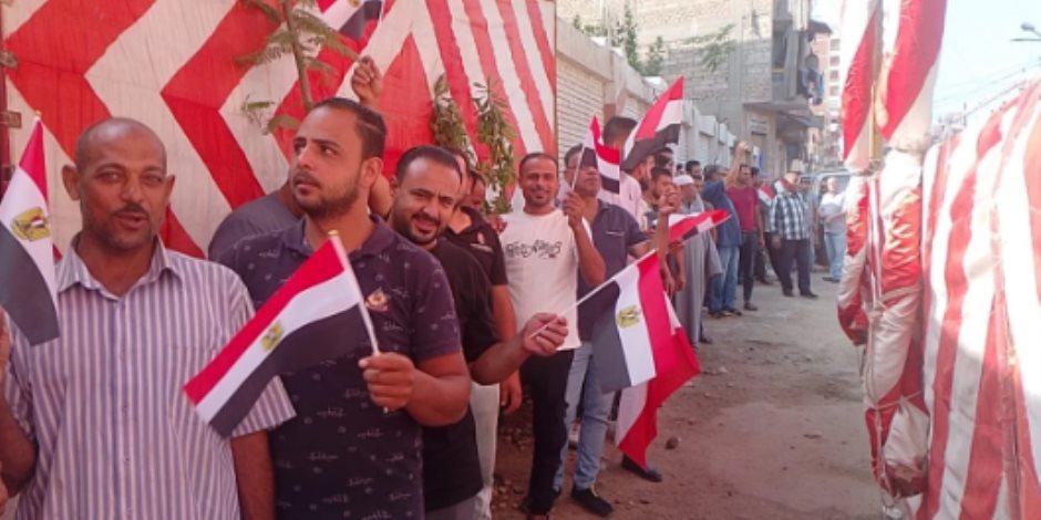 أعلام مصر تزين صفوف الناخبين أمام لجان انتخابات مجلس الشيوخ بالغربية أعلام مصر تزين صفوف الناخبين أمام لجان انتخابات مجلس الشيوخ بالغربية