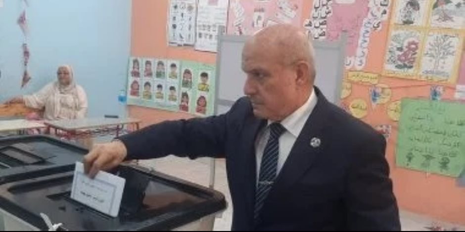 في مدينة 15 مايو .. رئيس هيئة النيابة الإدارية يدلى بصوته بانتخابات مجلس الشيوخ 