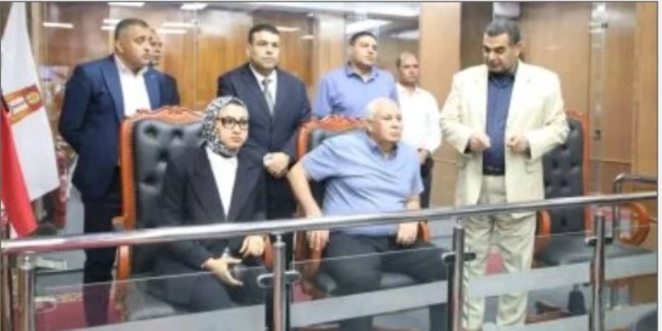 محافظ الوادي الجديد يتابع انتخابات مجلس الشيوخ من مركز السيطرة الموحد