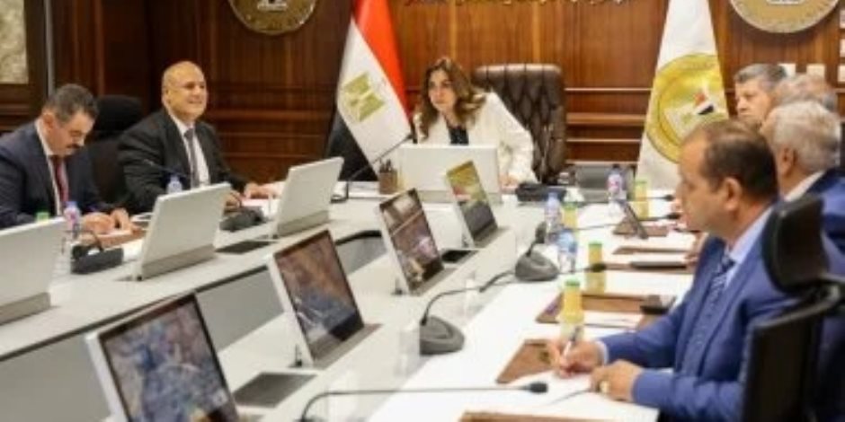 وزيرة التنمية المحلية تتابع سير الانتخابات مع المحافظين من مركز السيطرة الموحدة للشبكة الوطنية للطوارئ.. صور