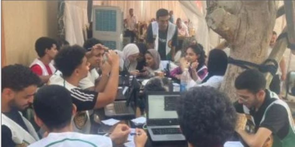 طلاب جامعة الفيوم يتطوعون لمساعدة الناخبين أمام مقار اللجان الانتخابية