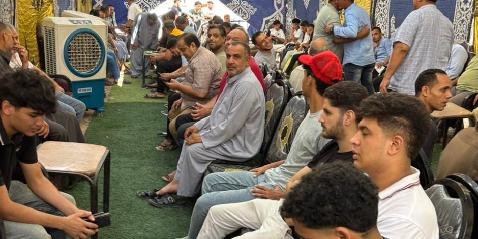 مظلات وتكييفات صحراوى لتوفير سبل الراحة للناخبين أمام اللجان الانتخابية بالغربية