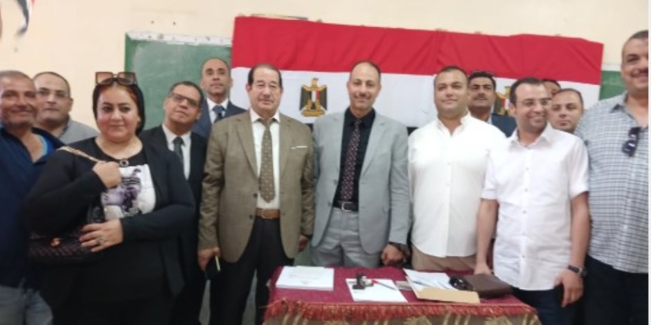 نقيب محامين الشرقية يدلى بصوته فى الانتخابات ويؤكد: مصر يد واحدة
