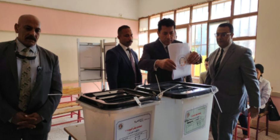 لجنة تصويت وزير الشباب والرياضة بمدينة الشروق.. الشباب يتصدرون وأشرف صبحي للمصريين: انزلوا عشان بلدكم لجنة تصويت وزير الشباب والرياضة بمدينة الشروق.. الشباب يتصدرون وأشرف صبحي للمصريين: انزلوا عشان بلدكم