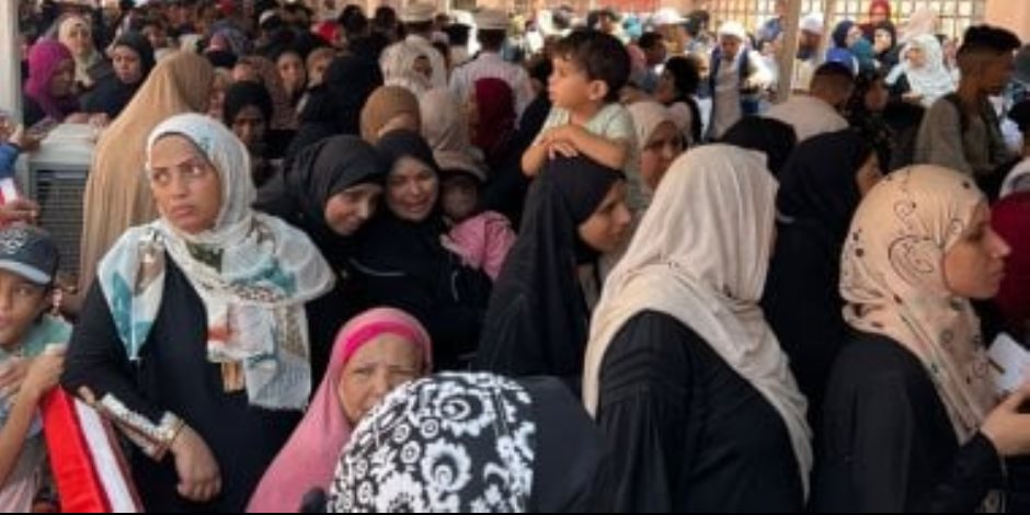 أطول طابور لأهالى الأسمرات فى انتخابات مجلس الشيوخ.. صور