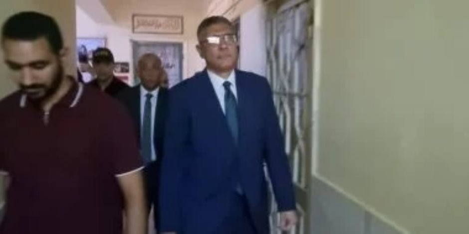 بالحى المتميز بأكتوبر .. محافظ الجيزة يدلى بصوته فى انتخابات مجلس الشيوخ 