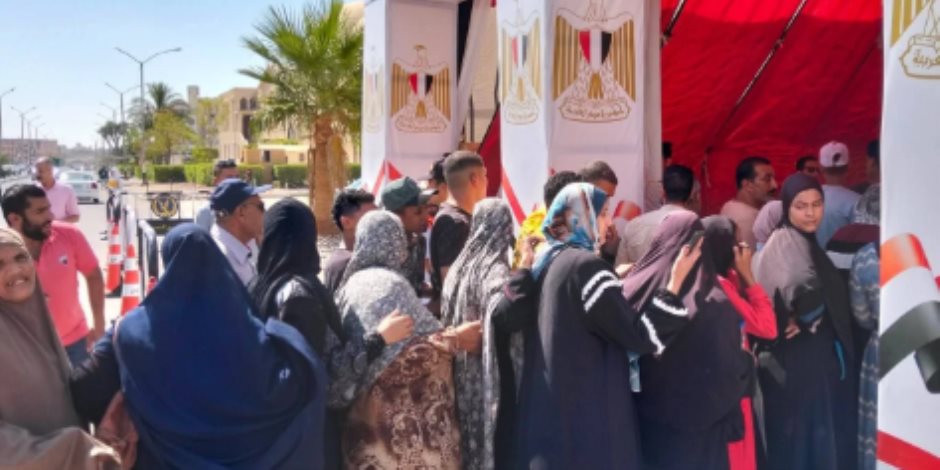 إقبال المواطنين على لجان انتخابات الشيوخ فى السويس للإدلاء بأصواتهم.. صور إقبال المواطنين على لجان انتخابات الشيوخ فى السويس للإدلاء بأصواتهم.. صور