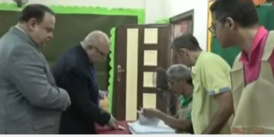 رئيس الوطنية للانتخابات يقف فى الطابور للتصويت بانتخابات الشيوخ بالعجوزة