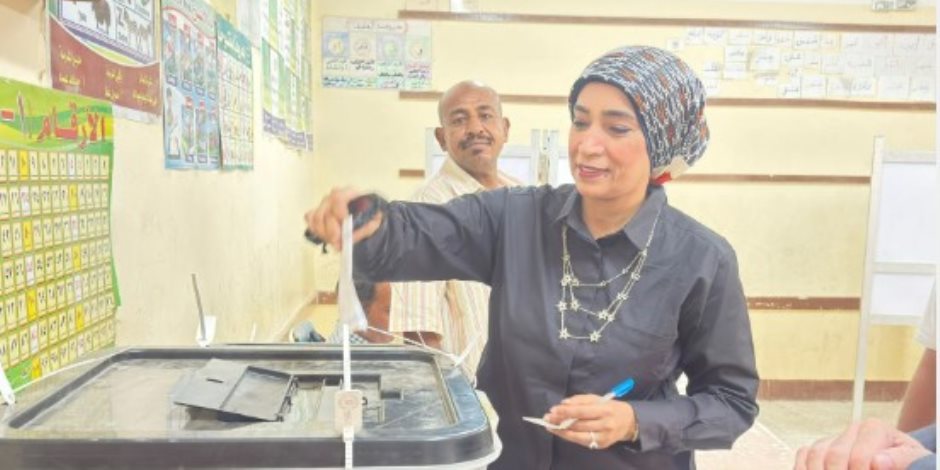 رئيس جامعة الأقصر تدلى بصوتها فى انتخابات الشيوخ بلجنة نجع جاد الكريم.. صور رئيس جامعة الأقصر تدلى بصوتها فى انتخابات الشيوخ بلجنة نجع جاد الكريم.. صور
