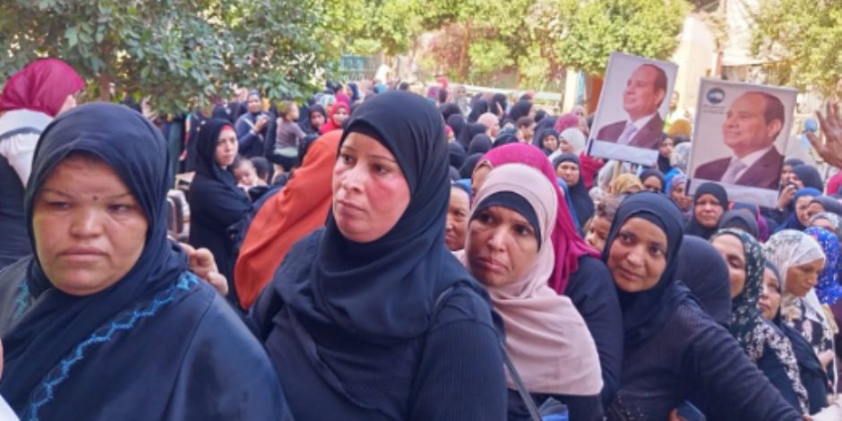 حرص من كبار السن على الحضور للجنة بالوراق للمشاركة فى انتخابات الشيوخ حرص من كبار السن على الحضور للجنة بالوراق للمشاركة فى انتخابات الشيوخ
