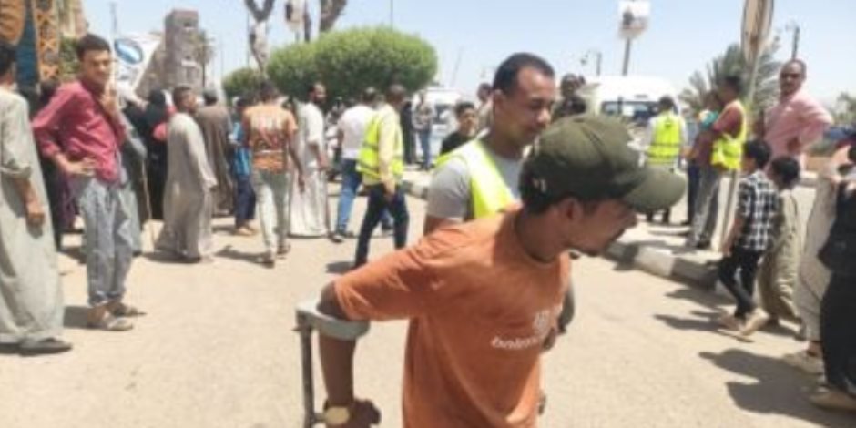 شاب يتحدى إصابة ساقه ويحضر إلى لجنة انتخابات الشيوخ بالأقصر مستندا على عكاز شاب يتحدى إصابة ساقه ويحضر إلى لجنة انتخابات الشيوخ بالأقصر مستندا على عكاز