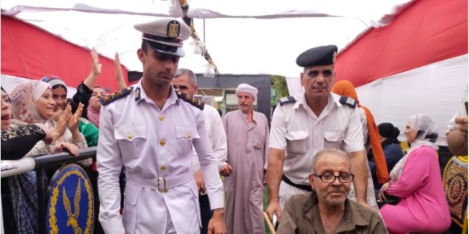رجال أمن القليوبية يساعدون كبار السن وذوي الهمم للتصويت بانتخابات الشيوخ رجال أمن القليوبية يساعدون كبار السن وذوي الهمم للتصويت بانتخابات الشيوخ