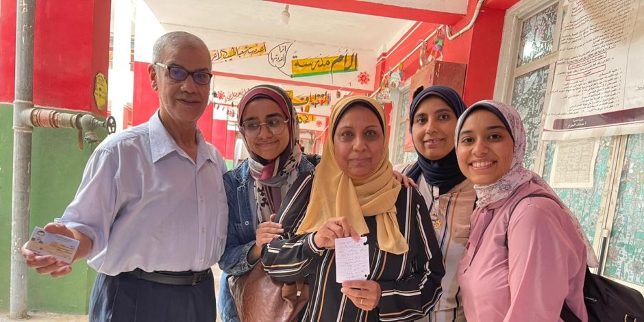 أب وزوجته وبناته يشاركون فى انتخابات مجلس الشيوخ بالتجمع الخامس أب وزوجته وبناته يشاركون فى انتخابات مجلس الشيوخ بالتجمع الخامس