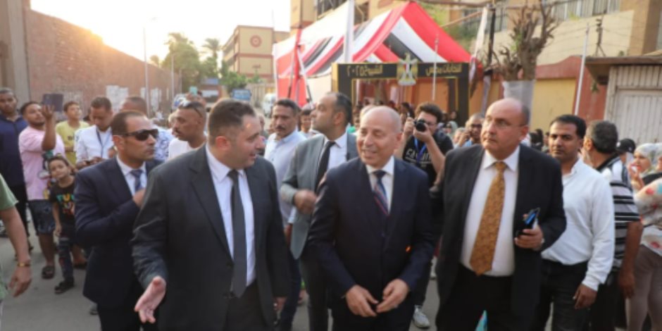محافظ القاهرة يتفقد لجان روض الفرج للاطمئنان على سير العملية الانتخابية محافظ القاهرة يتفقد لجان روض الفرج للاطمئنان على سير العملية الانتخابية