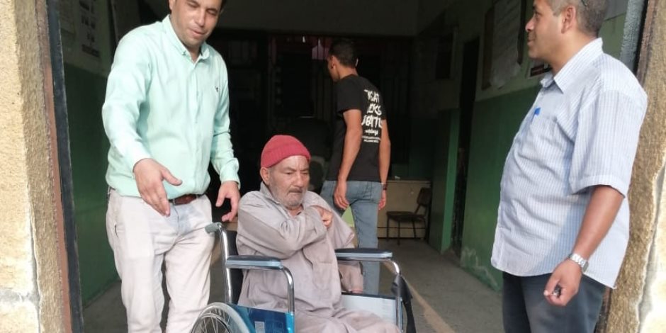 مسن يحرص على الإدلاء بصوته بانتخابات الشيوخ فى قليوب على كرسى متحرك مسن يحرص على الإدلاء بصوته بانتخابات الشيوخ فى قليوب على كرسى متحرك