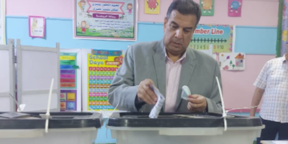 الكاتب الصحفي عبدالرازق توفيق يدلي بصوته في انتخابات مجلس الشيوخ بلجنة مدرسة مصطفي كامل بالهرم الكاتب الصحفي عبدالرازق توفيق يدلي بصوته في انتخابات مجلس الشيوخ بلجنة مدرسة مصطفي كامل بالهرم