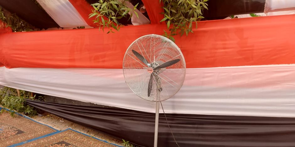 تيسيرا على الناخبين ...مظلات ومراوح لتخفيف حرارة الطقس على الناخبين فى لجان الشيوخ بالزاوية تيسيرا على الناخبين ...مظلات ومراوح لتخفيف حرارة الطقس على الناخبين فى لجان الشيوخ بالزاوية