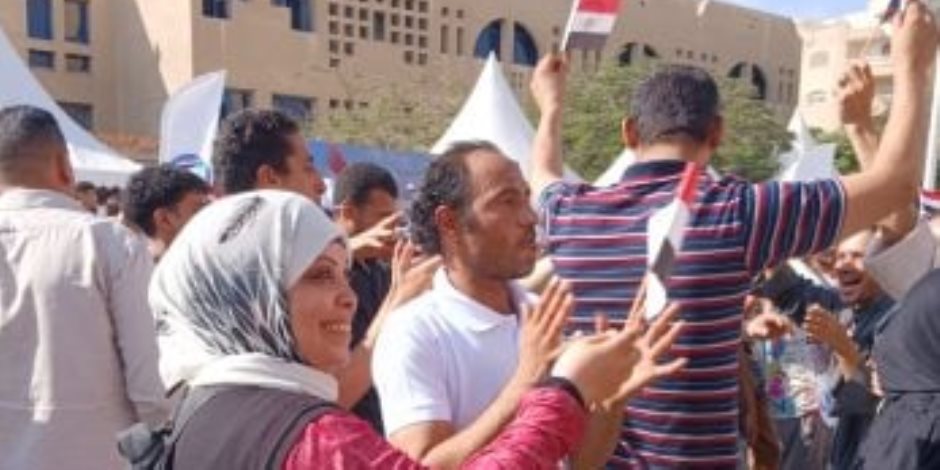 بالزغاريد وعلم مصر.. إقبال المواطنين على لجان انتخابات الشيوخ بأكتوبر بالزغاريد وعلم مصر.. إقبال المواطنين على لجان انتخابات الشيوخ بأكتوبر